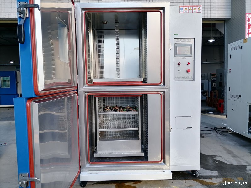 收费用栏杆温度交变试验箱(图1) 收费用栏杆温度交变试验箱(图1)
